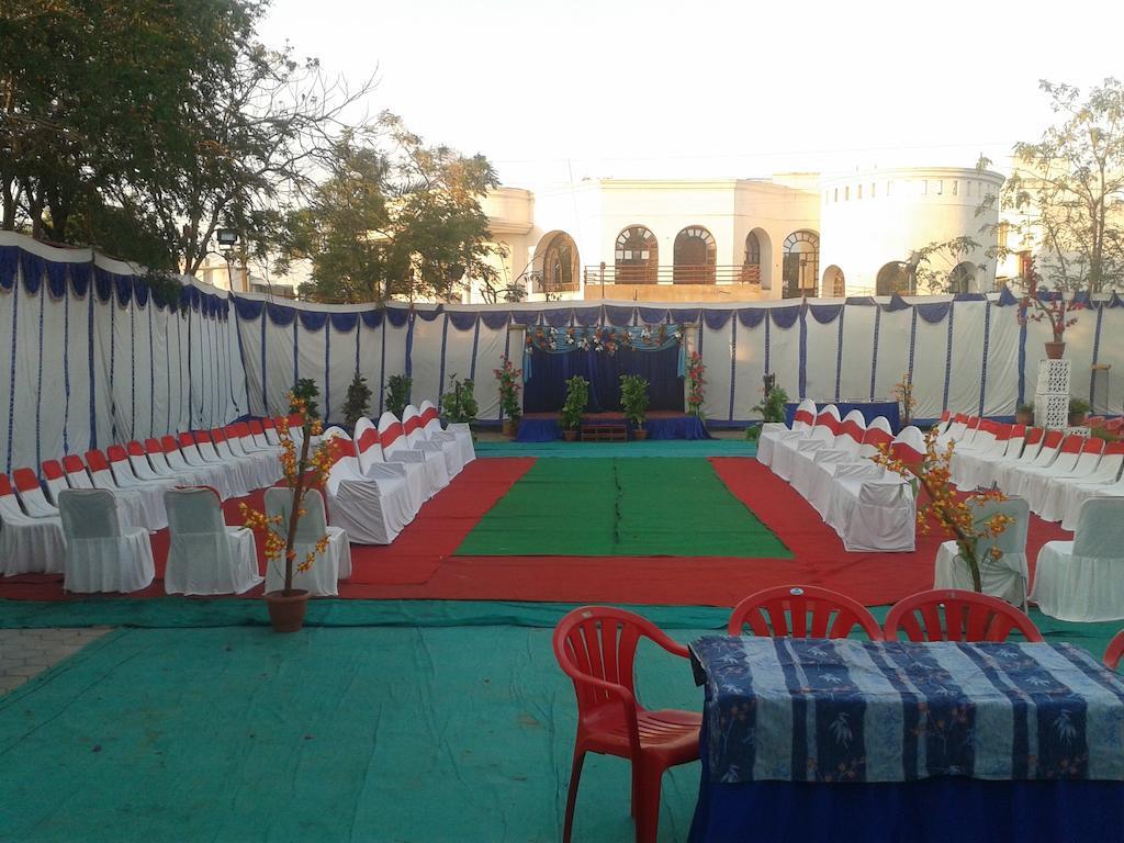 Hotel Grand Barrack Khandwa Extérieur photo