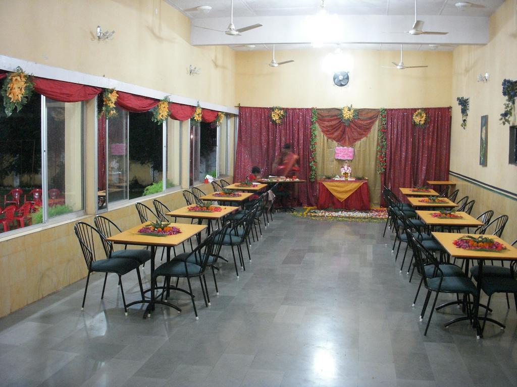 Hotel Grand Barrack Khandwa Extérieur photo